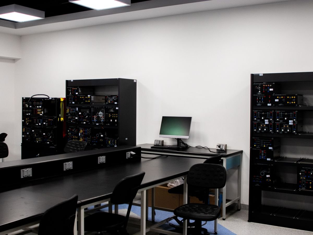 Electronics laboratory with workstations and technical equipment